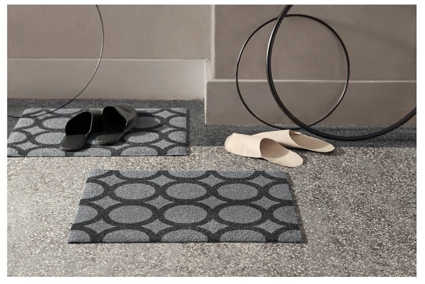 mejls doormat with black gray circles