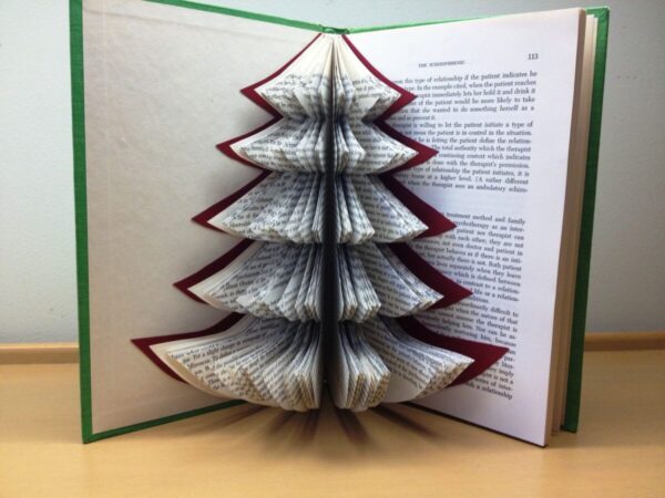 christmas-decorations-with-books (3)