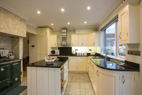 kitchen-cream-colored-walls-22