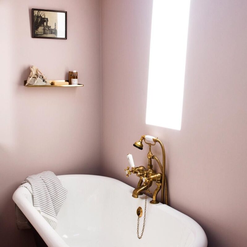 antique-pink-and-brass-bathroom-walls