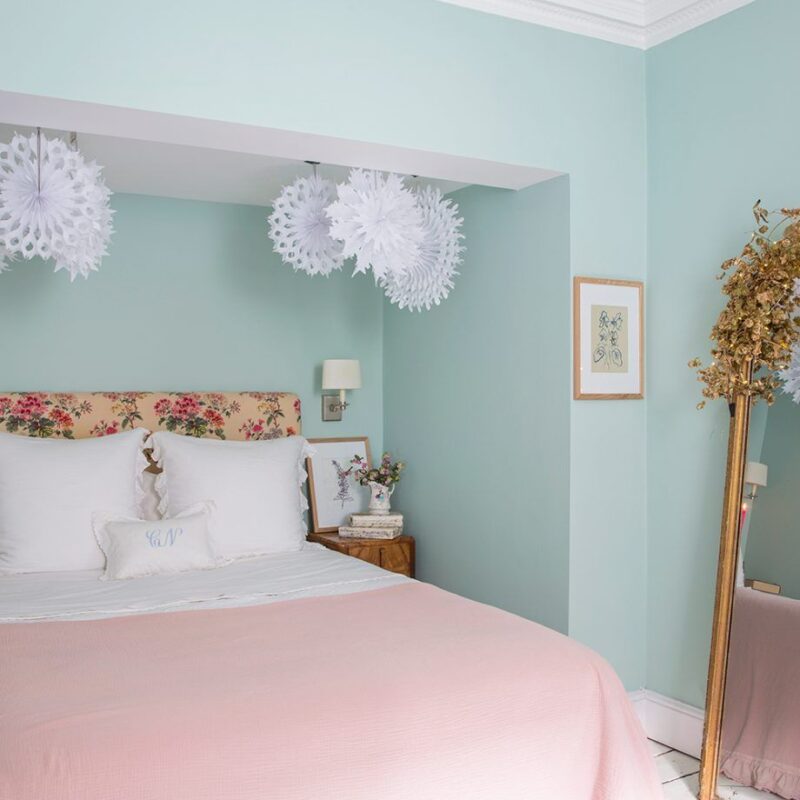 Aqua green for the bedroom walls: 6 delicate inspirations