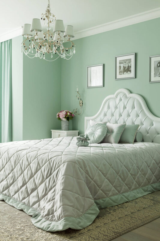 Aqua green for the bedroom walls: 6 delicate inspirations