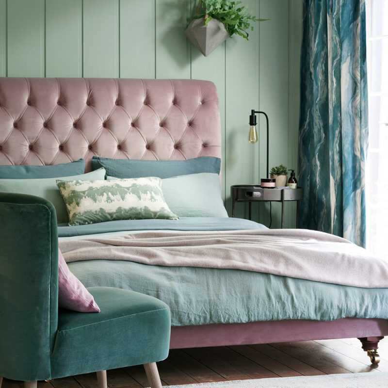 Aqua green for the bedroom walls: 6 delicate inspirations