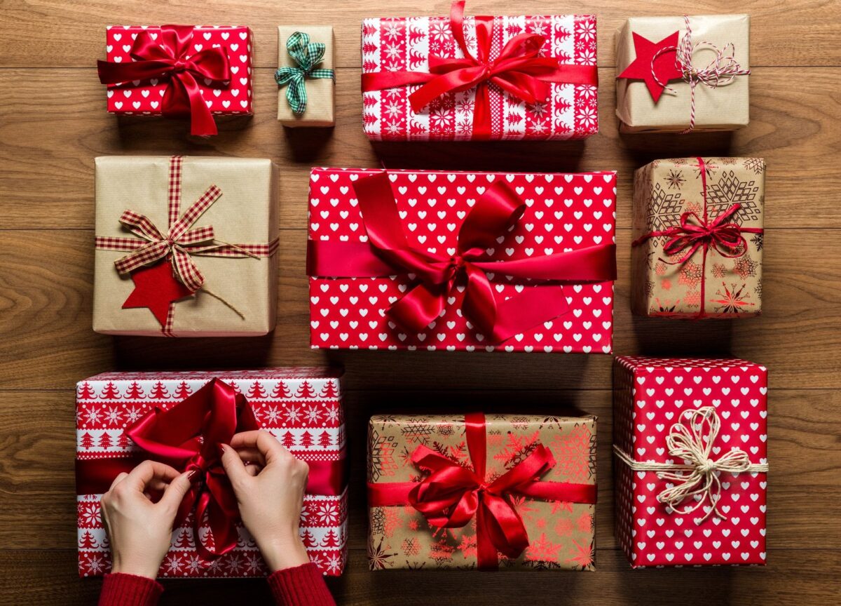 how-to-wrap-christmas-gifts-12-creative-ways-interior-magazine