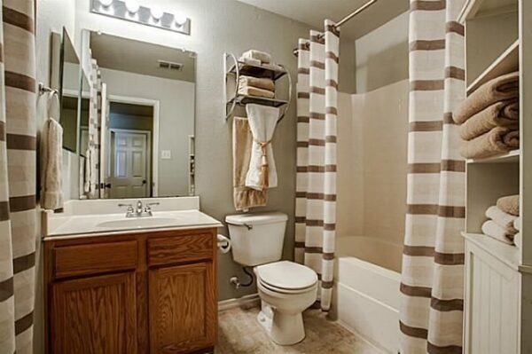 Cream-colored bathroom walls