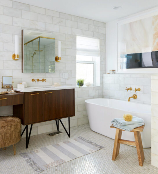 Cream-colored bathroom walls