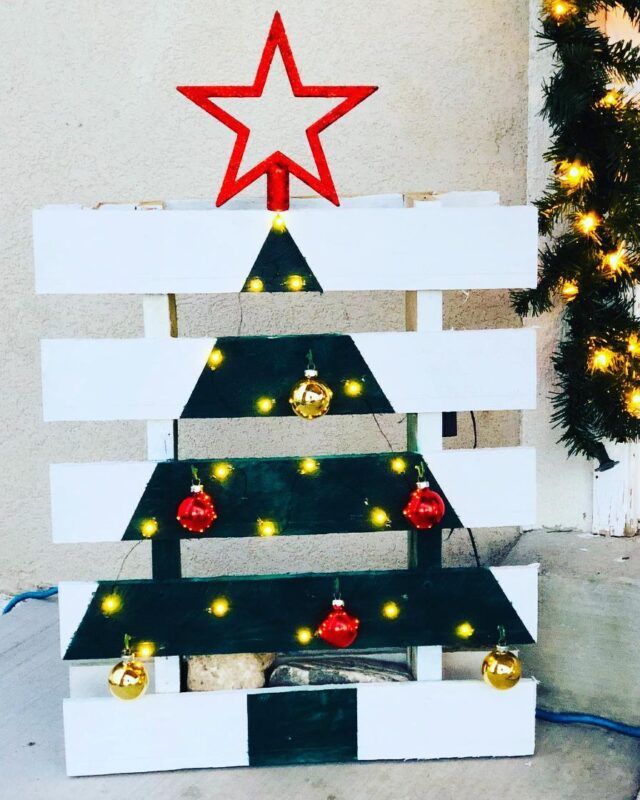 recycle-pallets-to-create-Christmas-decorations-29