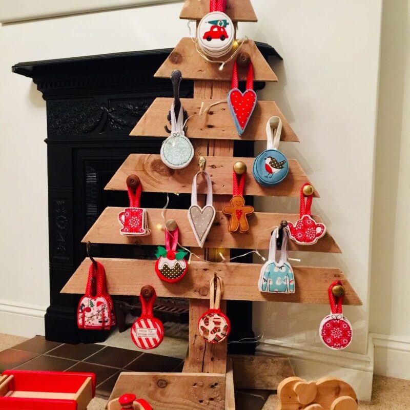 recycle-pallets-to-create-Christmas-decorations-26