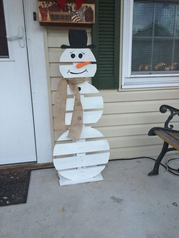 recycle-pallets-to-create-Christmas-decorations-14