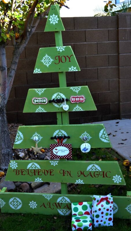 recycle-pallets-to-create-Christmas-decorations-5