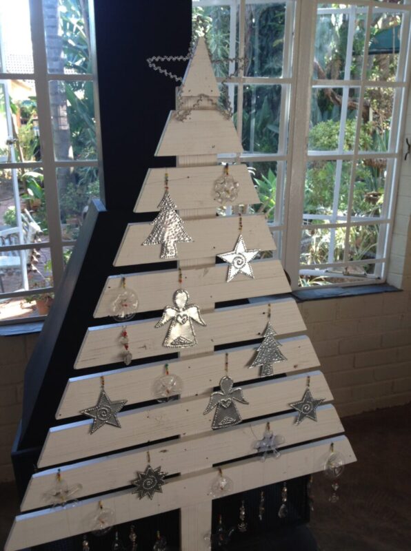 recycle-pallets-to-create-Christmas-decorations-25