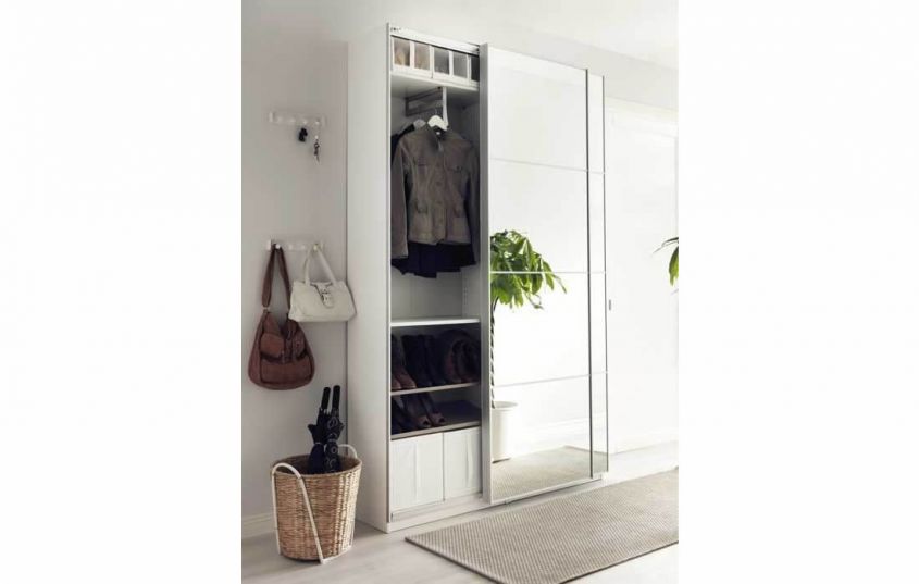 Mirrored wardrobe for the entrance