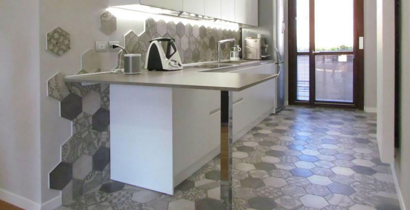 Hexagonal cement tiles for the kitchen by Marazzi