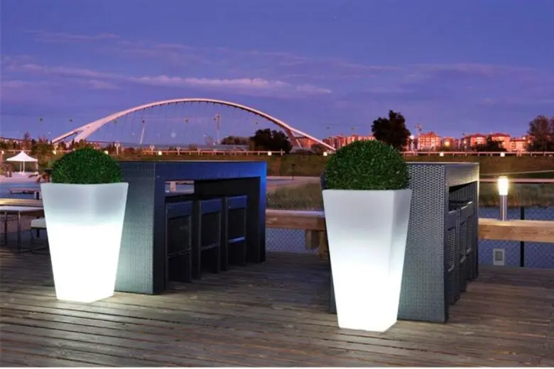 outdoor-led-vases (3)