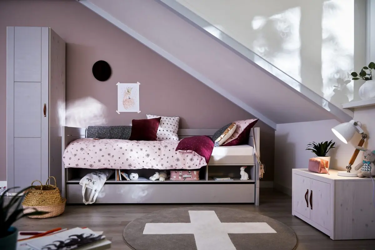 where-to-put-the-bed-in-the-attic-13