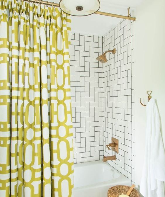 Curtain with geometric texture for bathtub