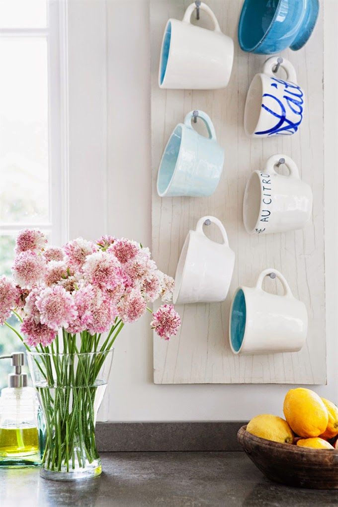 ideas-hanging-arranging-cups-kitchen-vertical