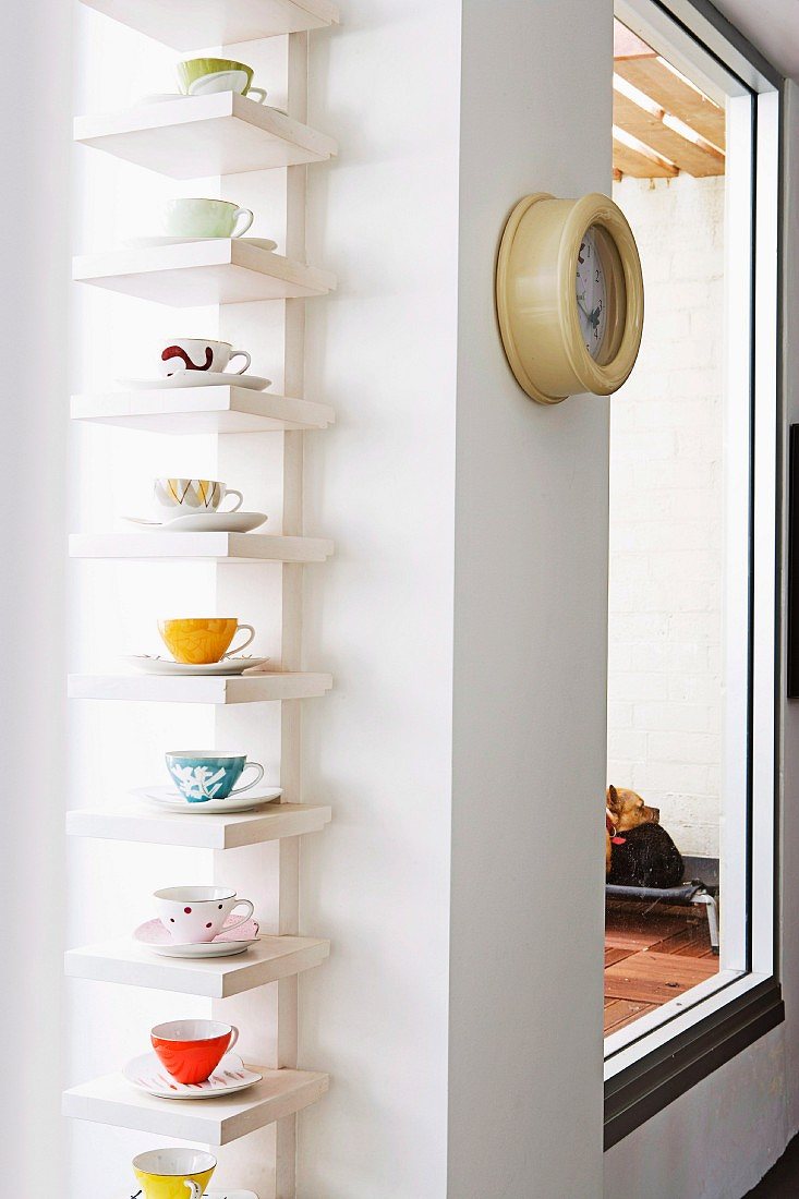 ideas-hanging-arranging-cups-kitchen-shelves