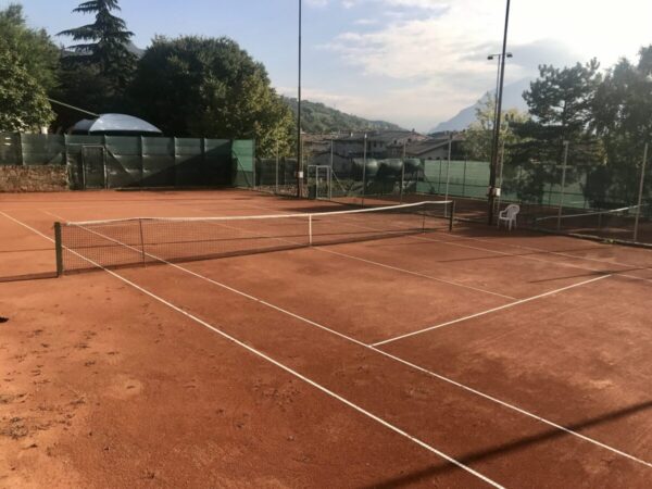 tennis-court-in-garden