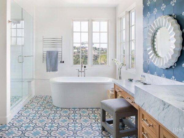 Blue walls in the bathroom: bring the atmosphere of a spa into the home