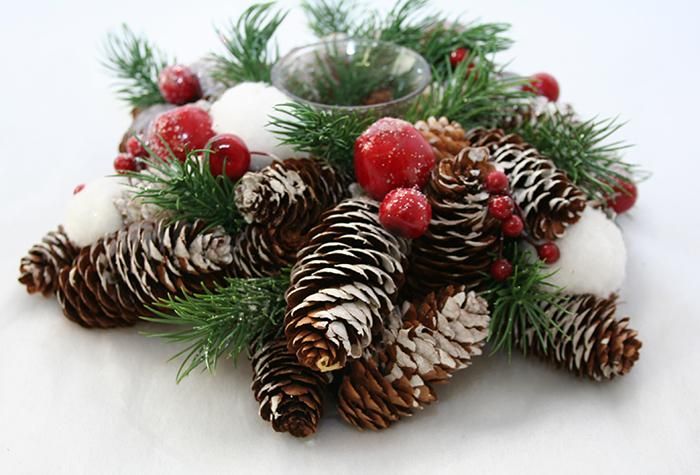 DIY Christmas centerpieces with pine cones