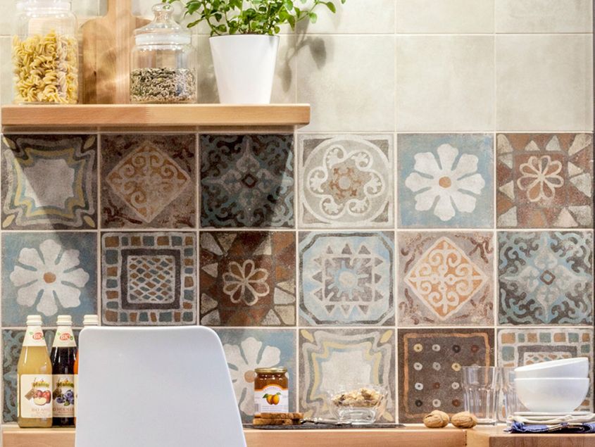 Kitchens in wood and patterned tiles