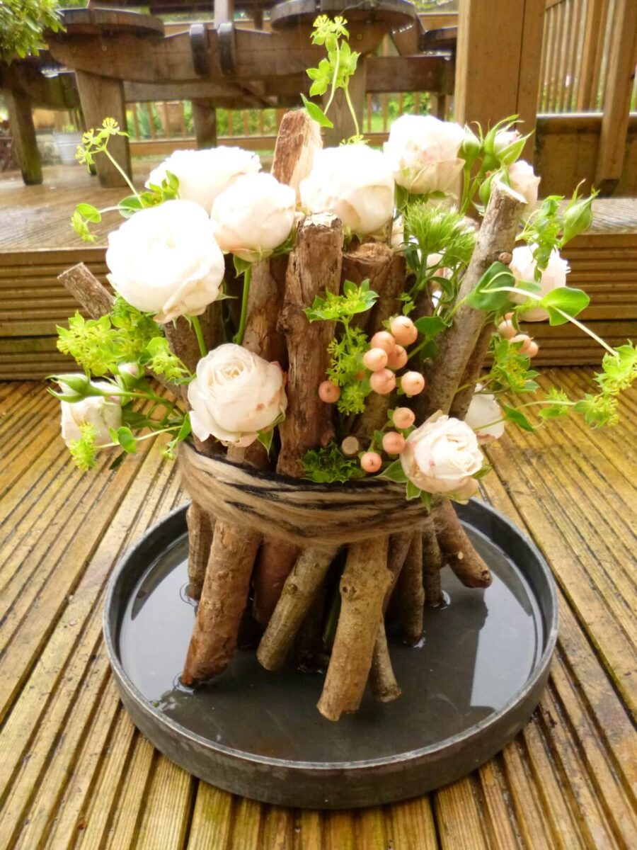 summer-centerpiece-sticks-roses