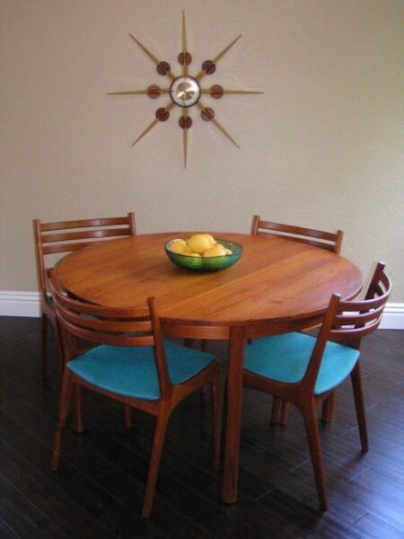 classic-white-and-wood-round-dining-table