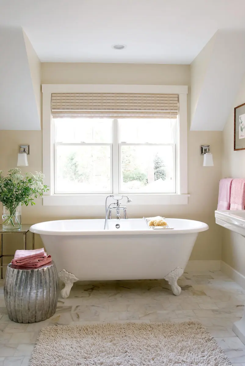 bathroom-walls-ivory-and-white