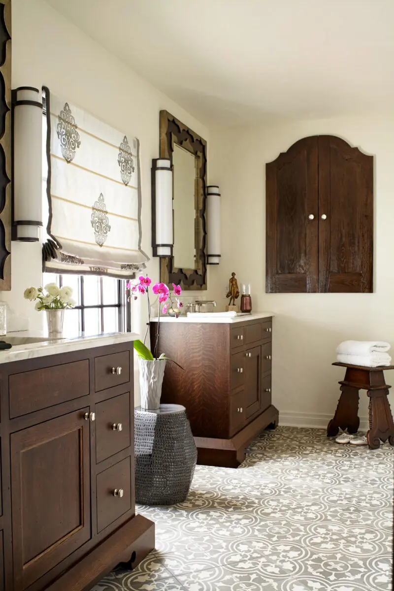 bathroom-walls-ivory-and-mahogany