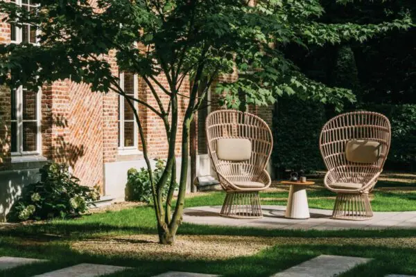 outdoor-armchairs-and-coffee-table