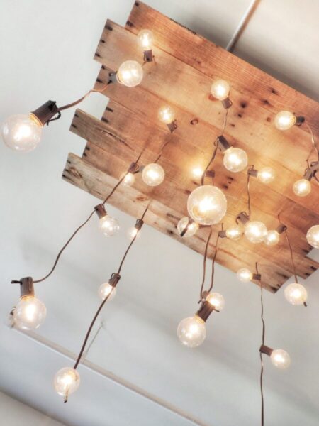 do-it-yourself-pallet-chandeliers