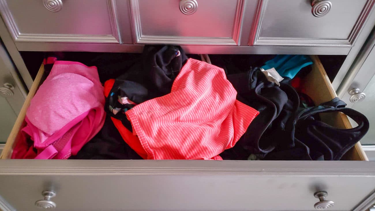 Where to put clothes without a wardrobe: solutions to organize yourself