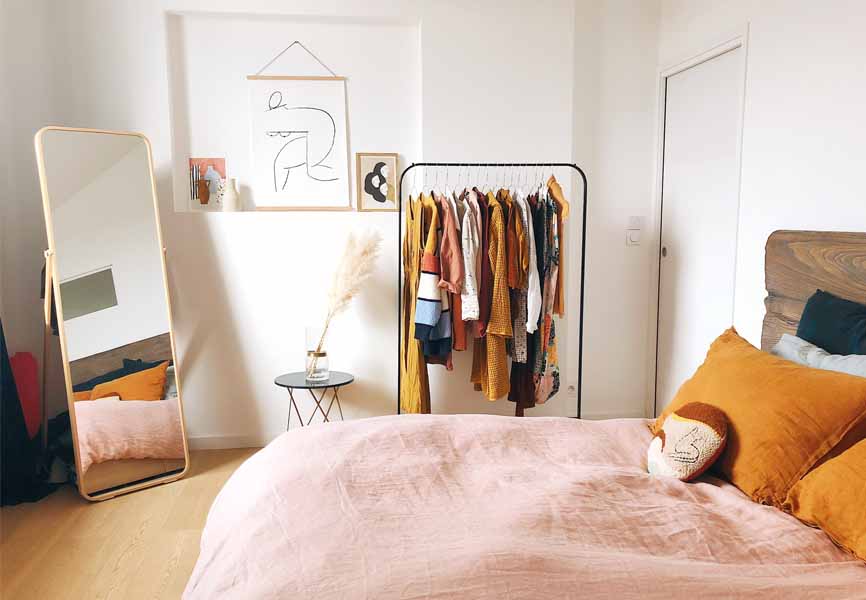 Where to put clothes without a wardrobe: solutions to organize yourself