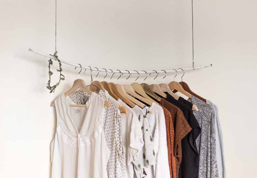 Where to put clothes without a wardrobe: solutions to organize yourself