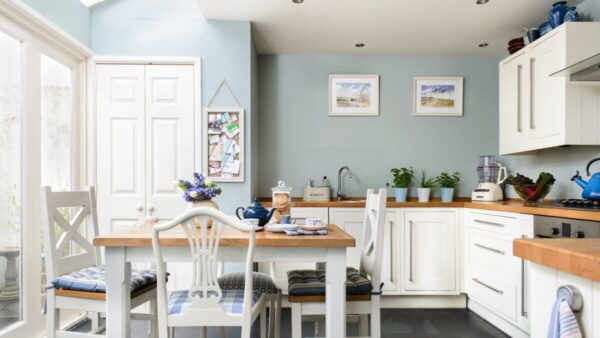 blue-wall-kitchen-ideas-17