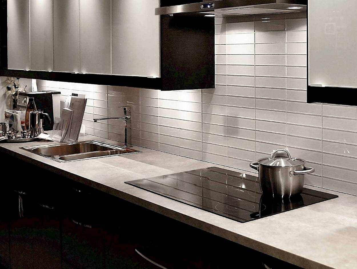 The-best-materials-for-the-kitchen-splash-proof-wall-2312