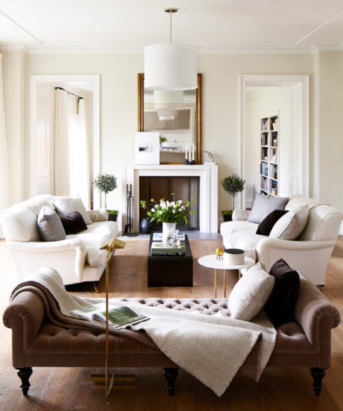 Cream-colored living room walls: solutions based on furnishing styles