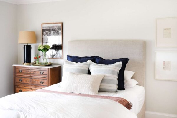 Bedroom: how to mix ancient and modern