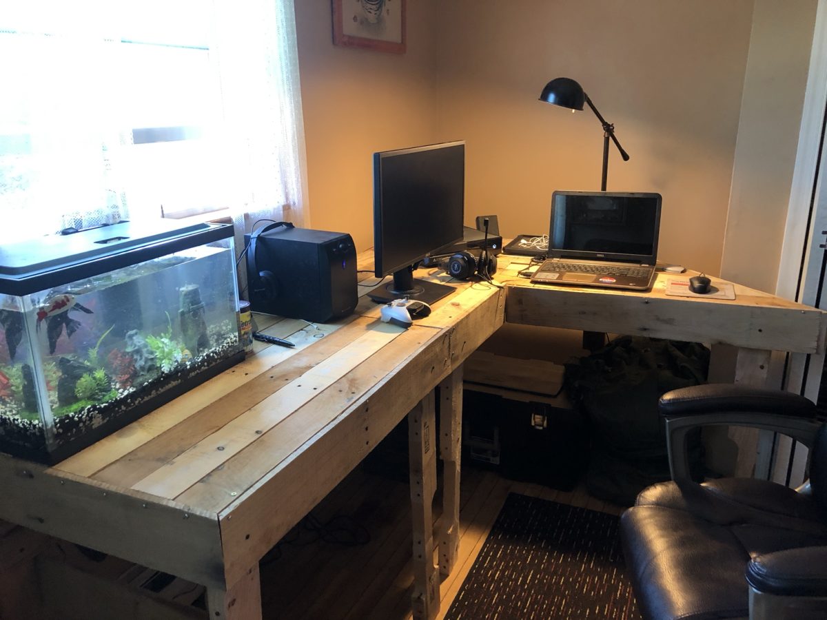 do-it-yourself-pallet-corner-desk