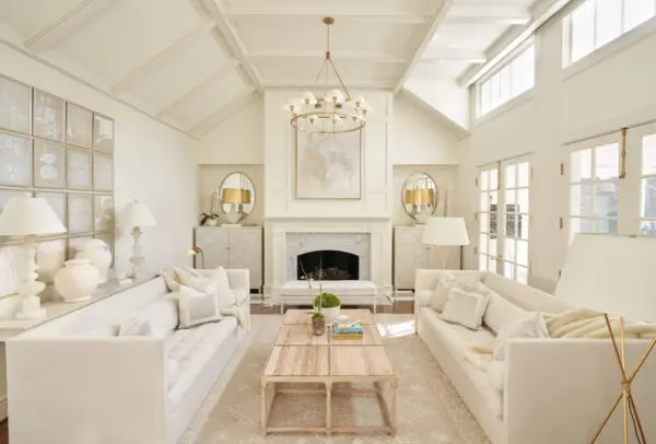 Cream-colored living room walls: solutions based on furnishing styles