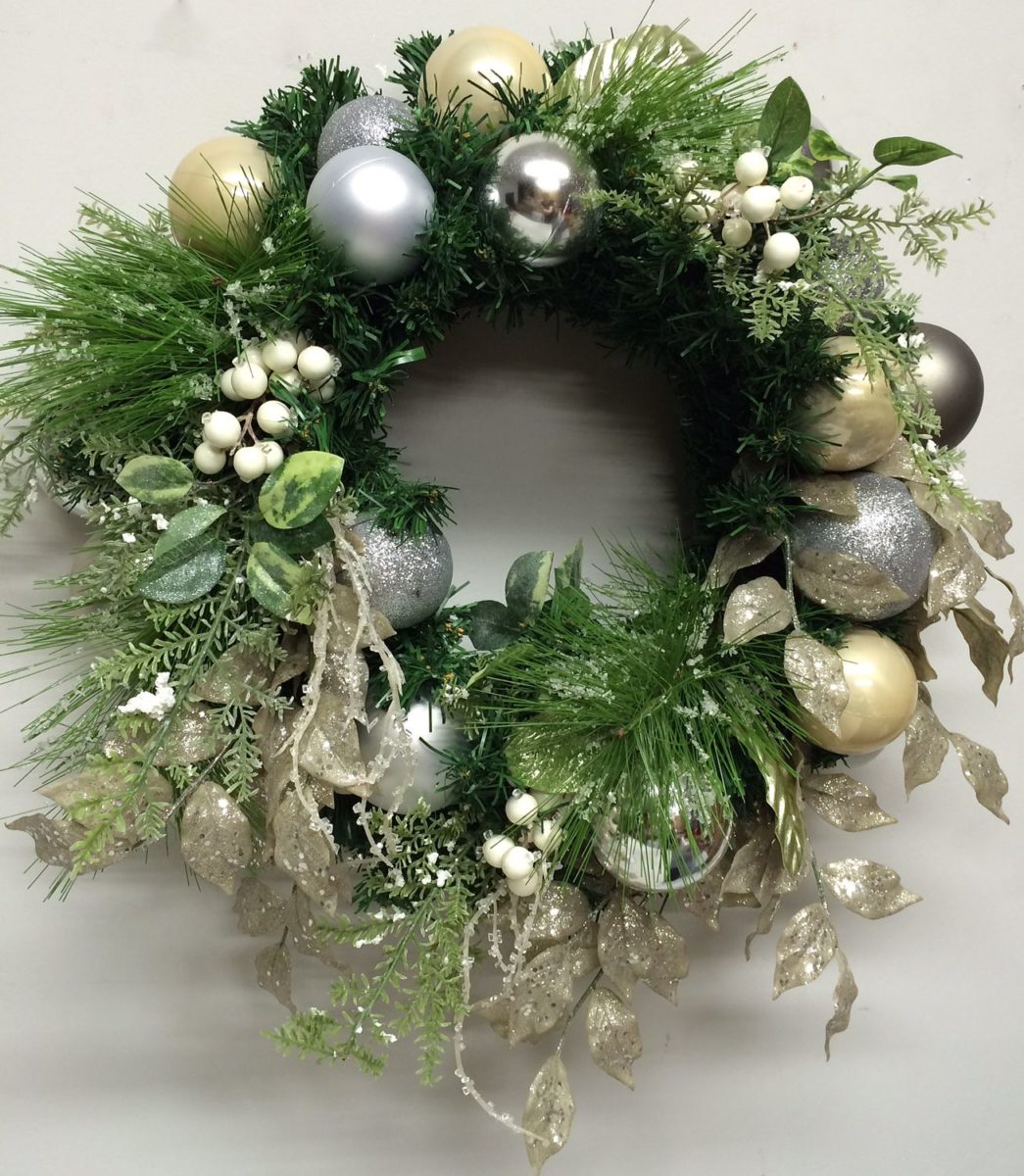 green-garland-christmas-decorations