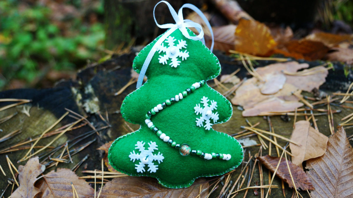 Christmas-decorations-felt-tree-green