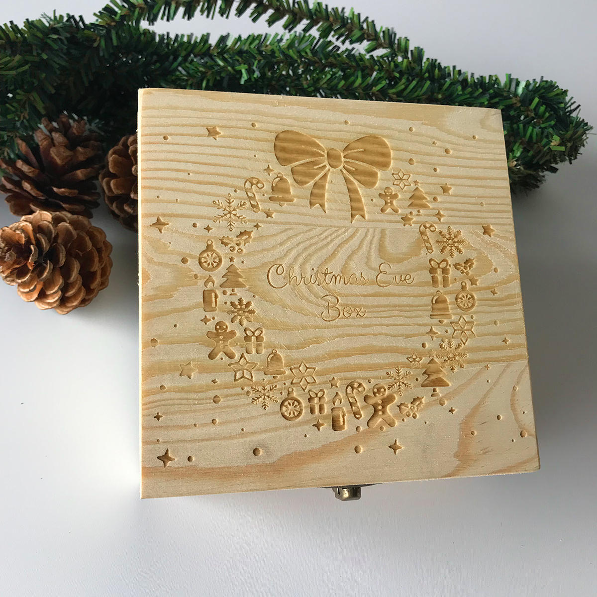 dotted-wood-Christmas-decorations