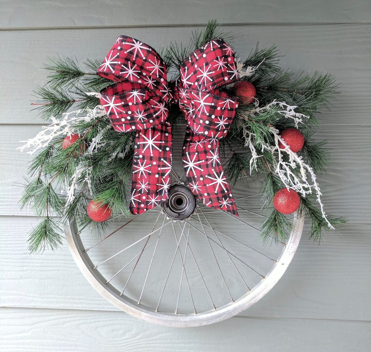 Christmas-decoration-bike-wheel-garland