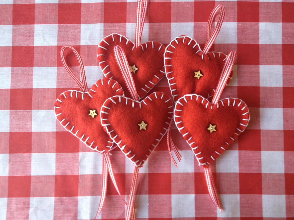 Christmas-decorations-felt-hearts