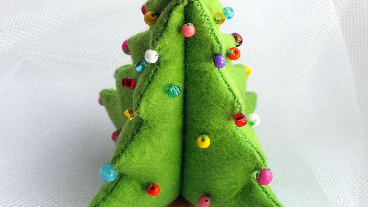 Christmas-decorations-felt-small-tree