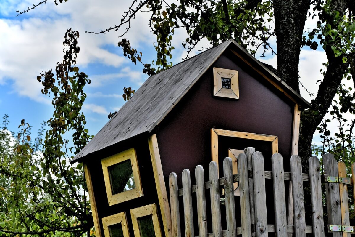 wooden-houses-garden