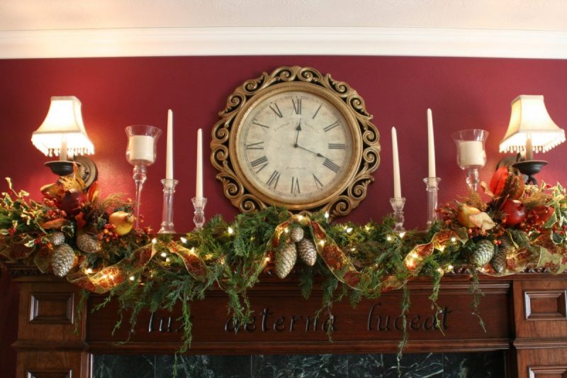 fireplace-Christmas-decorations-clock