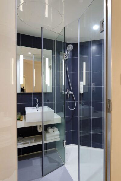 very small-bathroom-glass-shower-doors